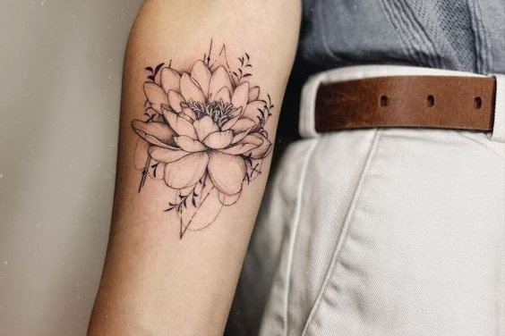 flor de loto tatuaje