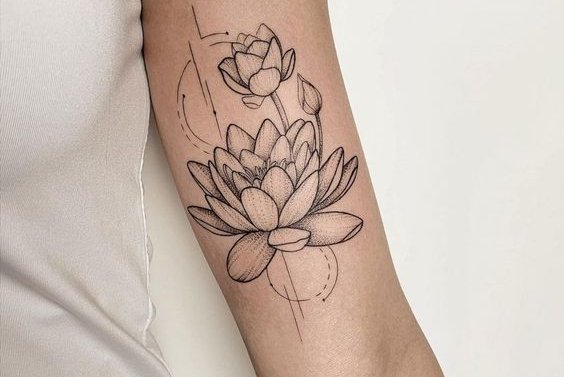flor de loto tatuaje