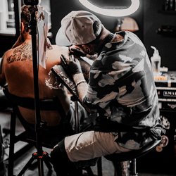 ¿Por qué los cursos en línea no te convertirán en tatuador?