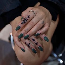 Lo que necesitas saber sobre los tatuajes en los dedos