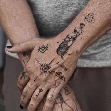 tatuajes en los dedos