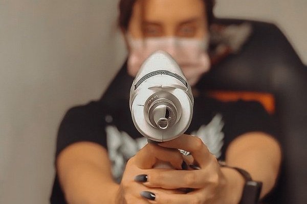 Foto del procedimiento de eliminación láser de maquillaje permanente