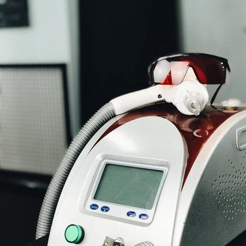 Eliminación segura de tatuajes con equipos modernos
